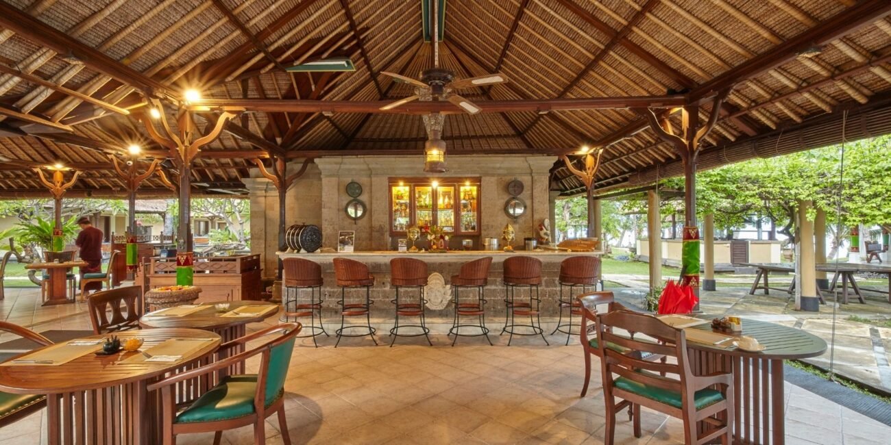 Tropical-themed restaurant interior at Puri Bagus Lovina